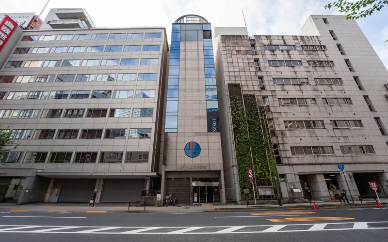 千代田万世会館の建物の全景(道路向かい)