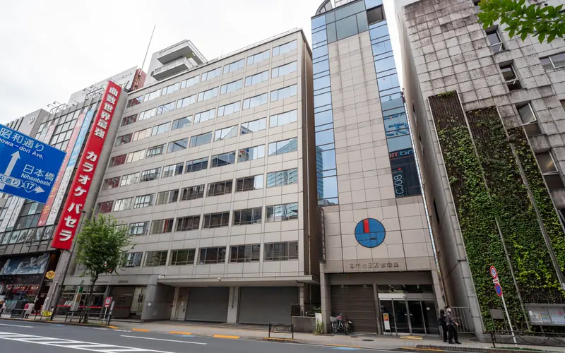 千代田万世会館の建物の全景（案内標識）