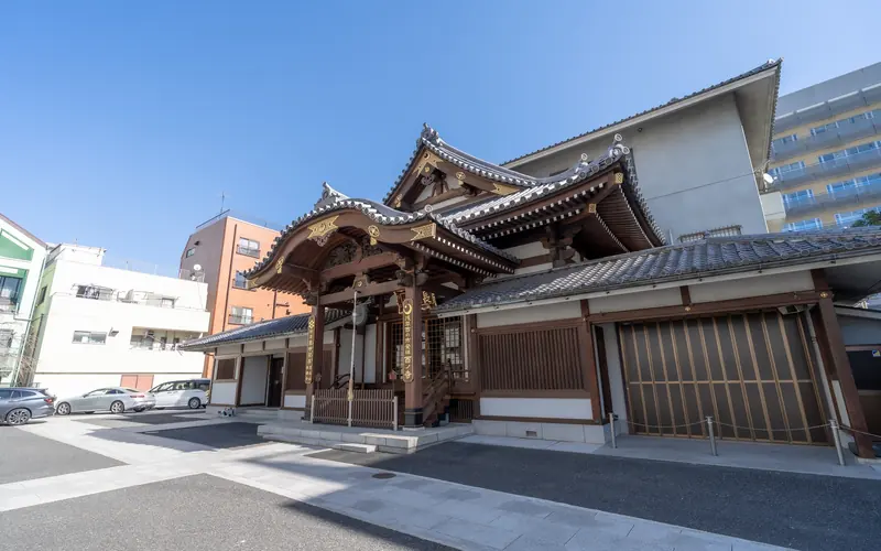 長國寺斎場の本堂と建物（側面側）