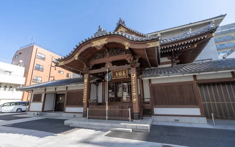 長國寺斎場の本堂の外観（左斜め）