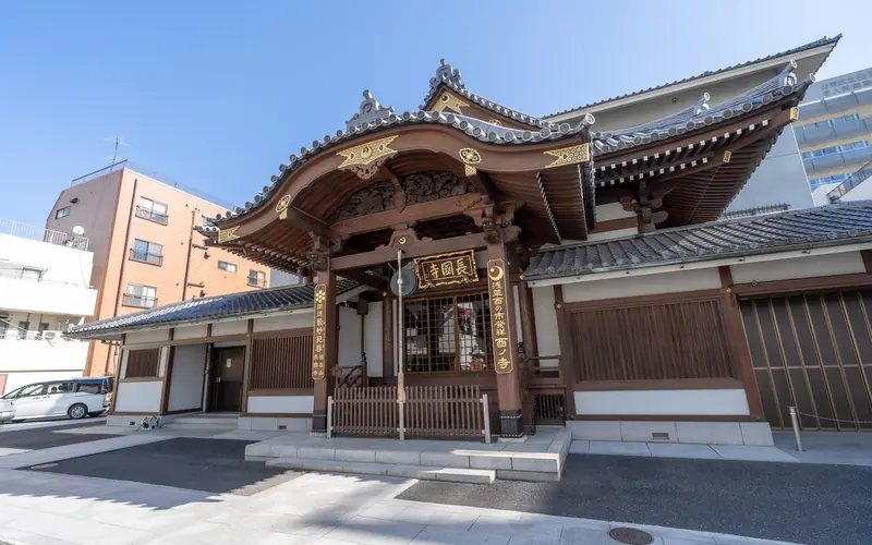 長國寺斎場の本堂の外観（斜め）