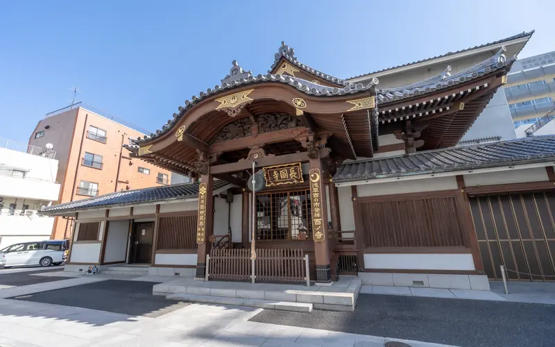 長國寺斎場の本堂の外観（斜め別カット）