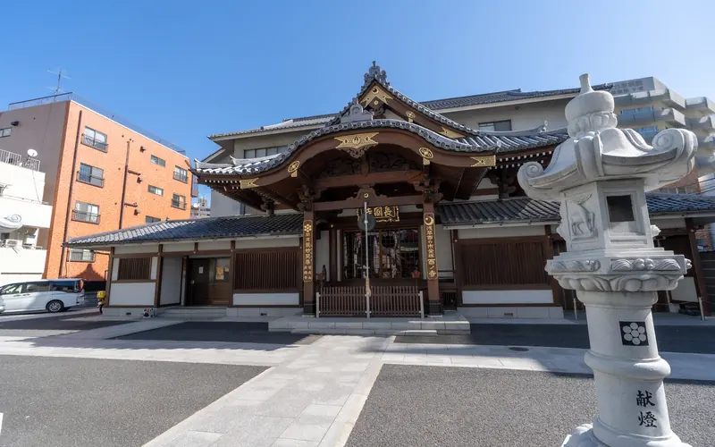 長國寺斎場の本堂の外観（灯籠越し）