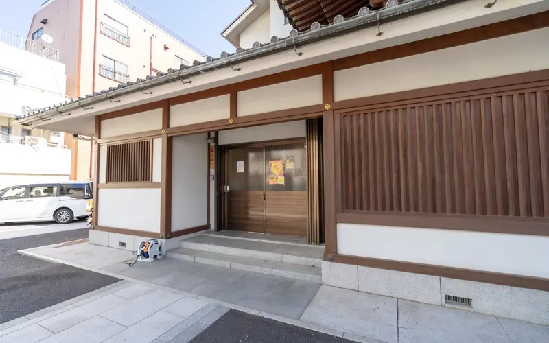 長國寺斎場の建物の入口（斜め）