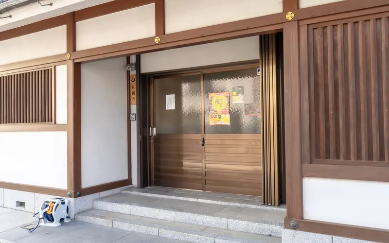 長國寺斎場の入口の引き戸と表札