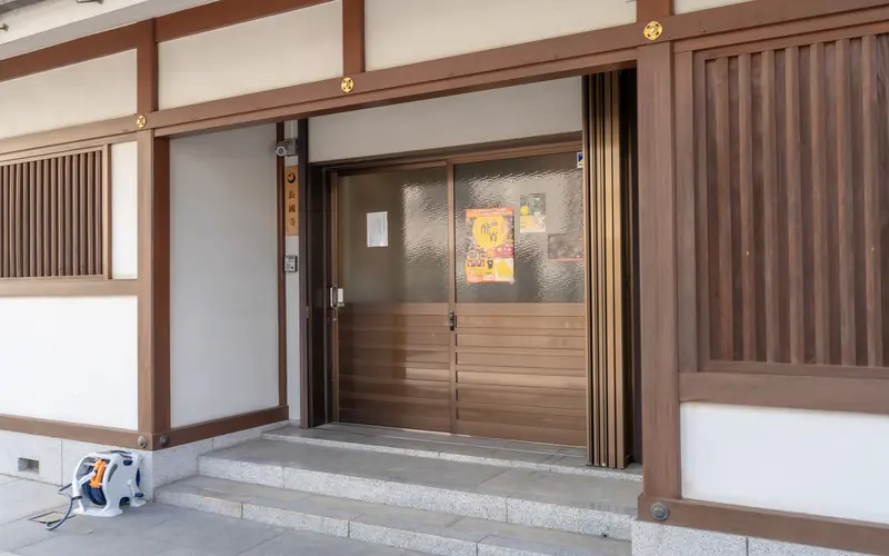 長國寺斎場の入口の引き戸（別カット）