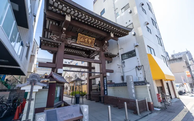 長國寺斎場の山門（斜め）