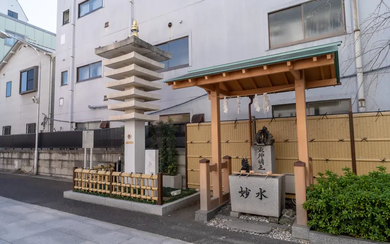 長國寺斎場の手水舎と石塔