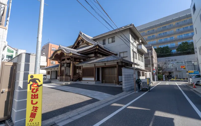 長國寺斎場の前面道路から見た外観