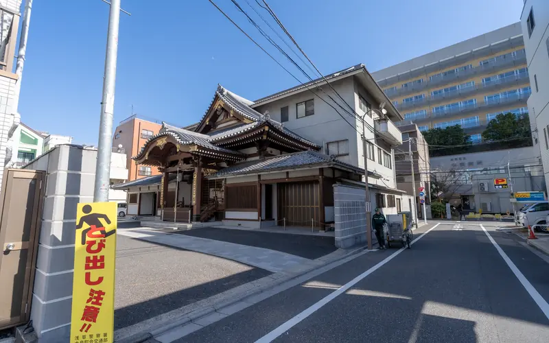 長國寺斎場の前面道路から見た外観（別）