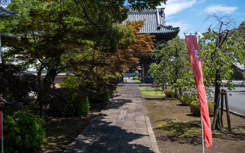 妙顕寺の参道と奥の山門