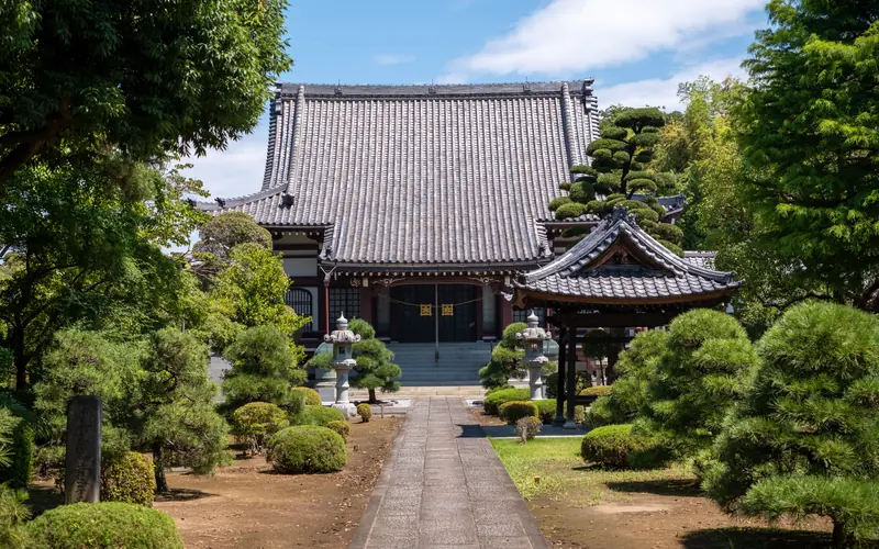 妙顕寺の本堂と参道