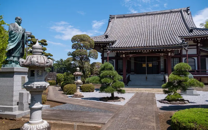 妙顕寺の本堂（石像と灯籠）
