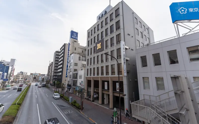 春慶寺の建物の外観（道路向かい）