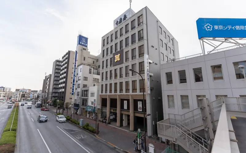 春慶寺の外観(道路向かい・斜め)