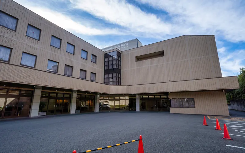 代々幡斎場の建物の外観(正面)