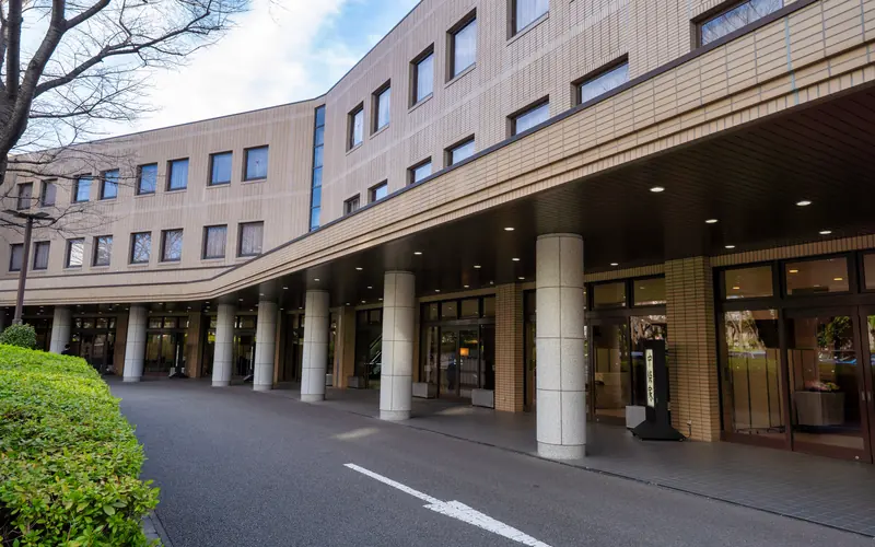 代々幡斎場の車寄せの外観