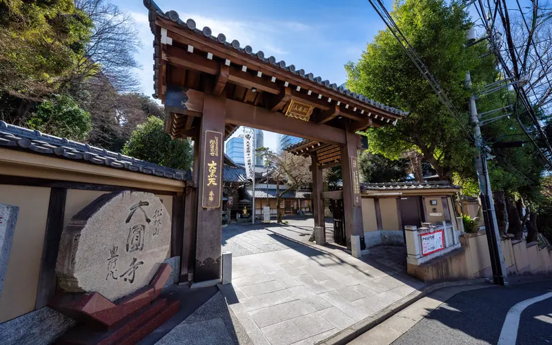 大圓寺 佛心閣斎場の山門と寺号標（斜め）