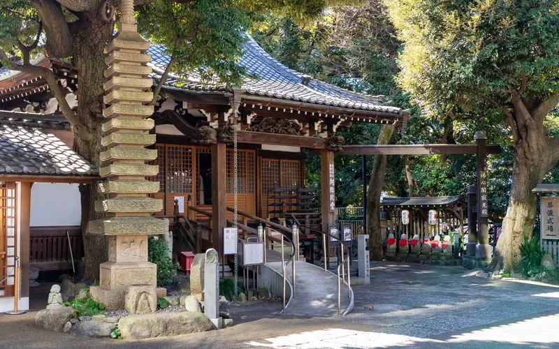 大圓寺 佛心閣斎場の石塔と別棟の堂