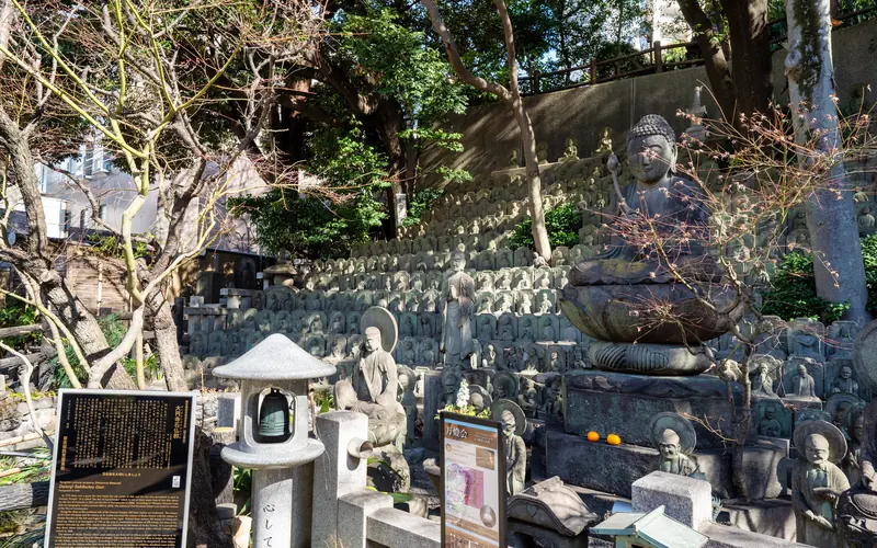 大圓寺 佛心閣斎場の境内の石仏群