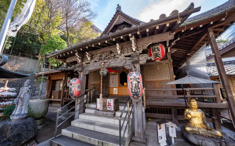 大圓寺 佛心閣斎場の本堂の階段と金色の像