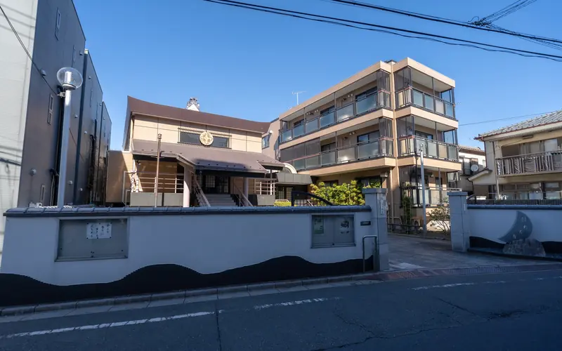 大善寺の塀ごしの外観