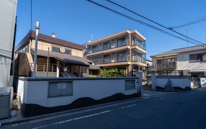 大善寺の外観（塀の角から）