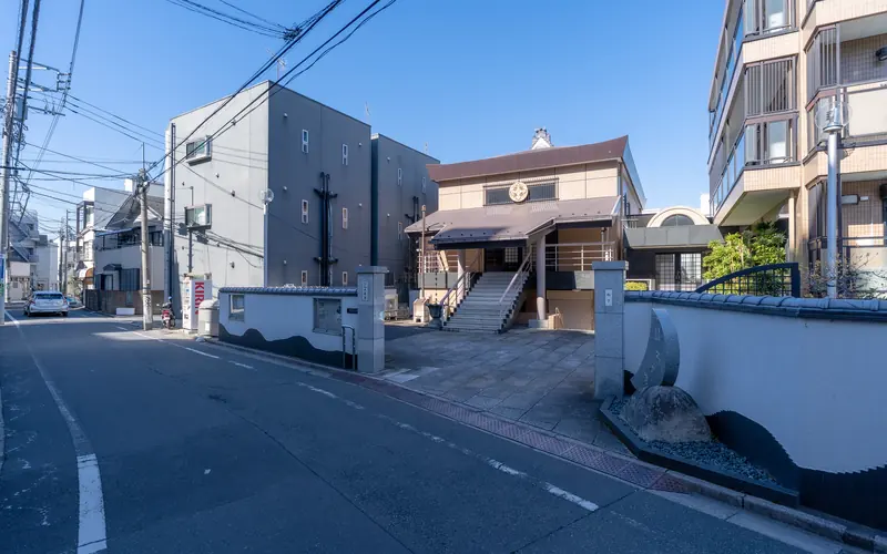 大善寺の外観（道路の手前から）