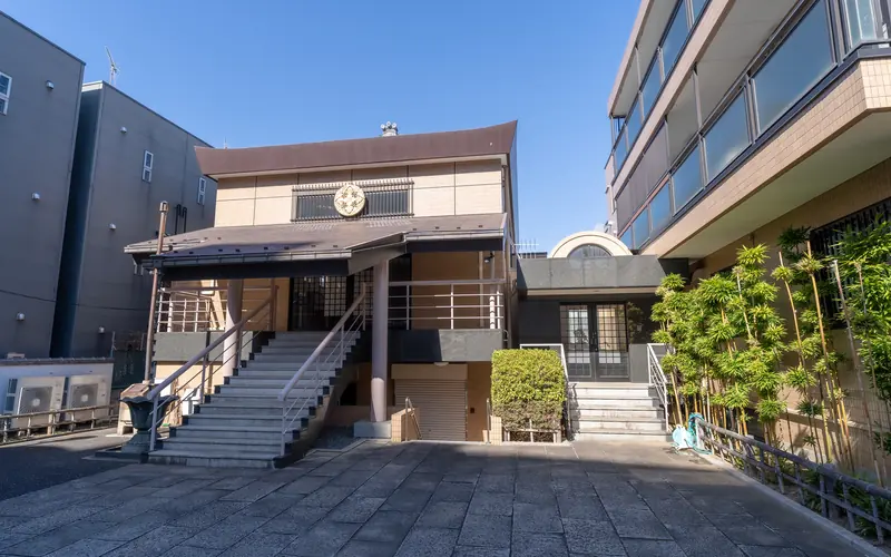 大善寺の本堂の正面（右寄り）