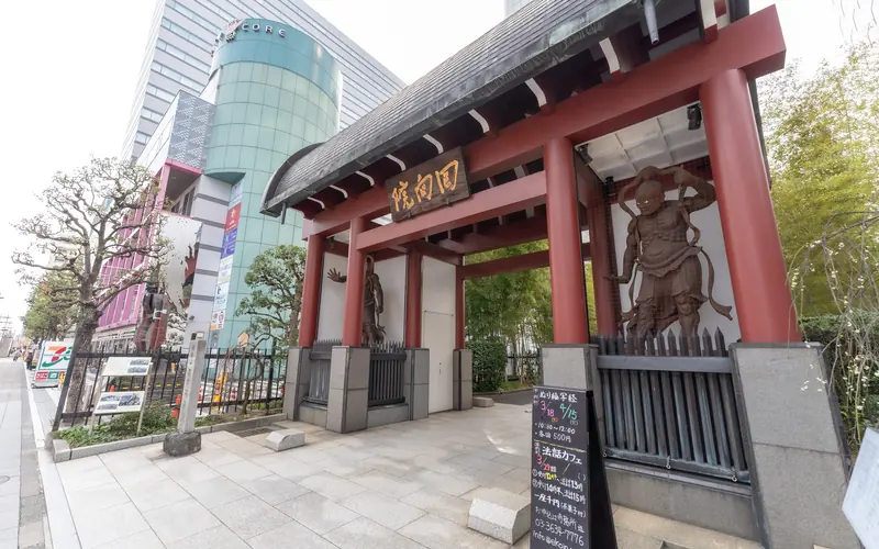 回向院念仏堂の山門（歩道側から）