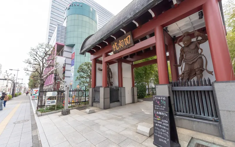 回向院念仏堂の山門(遠めから)