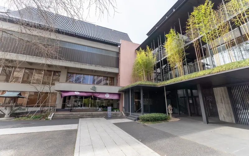 回向院念仏堂の建物の入口付近