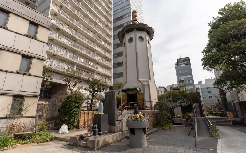回向院念仏堂の境内の塔と石像