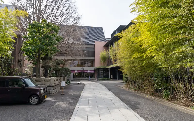 回向院念仏堂の境内の参道と建物