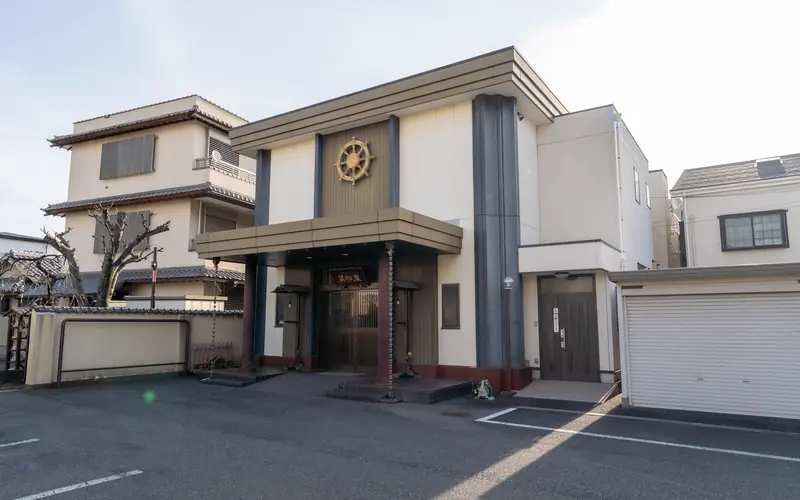 円徳寺赤門会館の建物の外観(斜め)