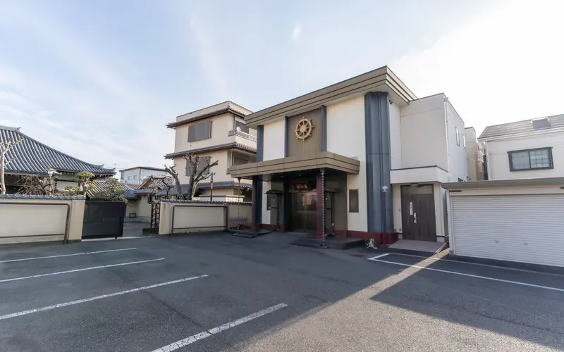 円徳寺赤門会館の建物の外観(駐車場から)