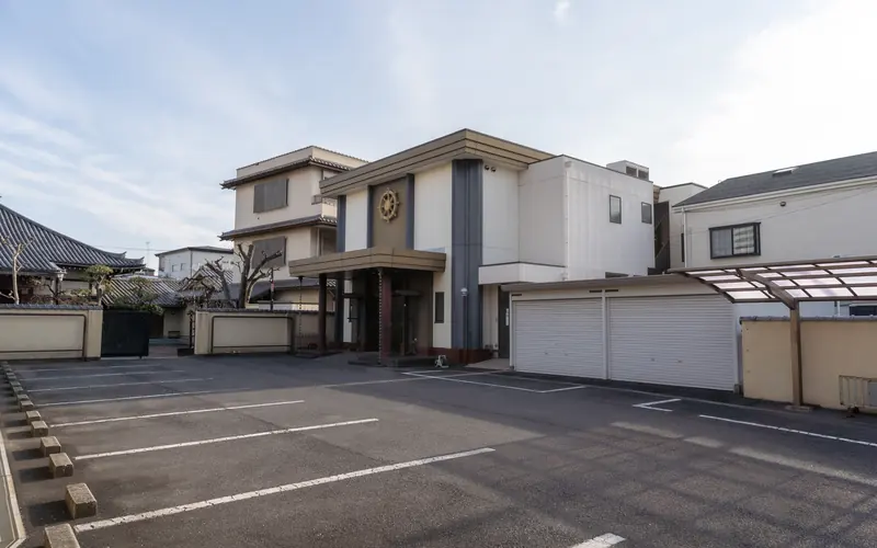 円徳寺赤門会館の外観(駐車場を広く)