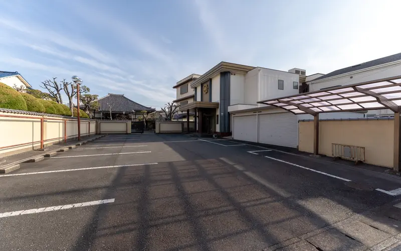 円徳寺赤門会館の駐車場と会館(遠景)
