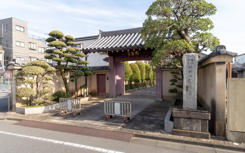 円徳寺赤門会館の山門と寺号標