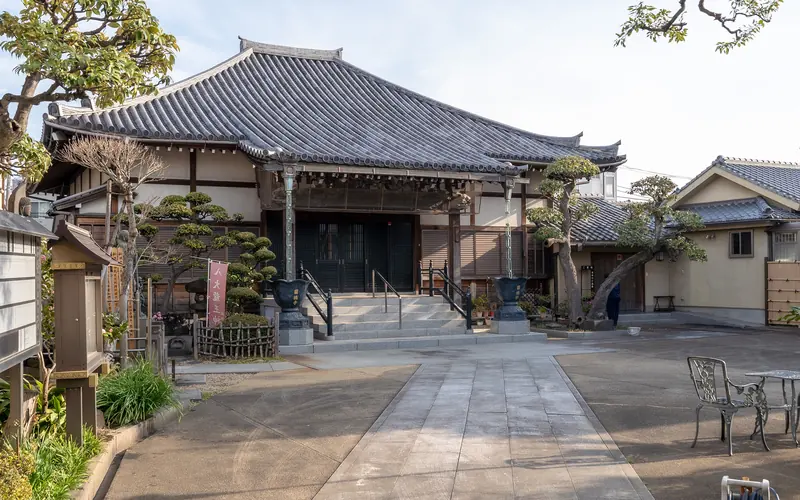 円徳寺赤門会館の本堂と境内