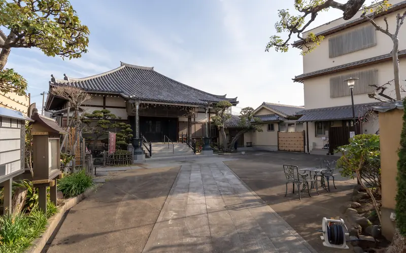 円徳寺赤門会館の境内(本堂方面)