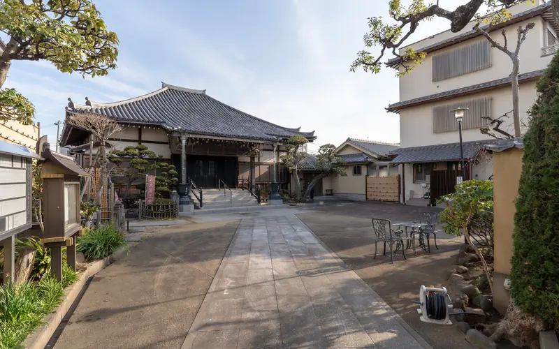 円徳寺赤門会館の境内（本堂方面・別カット）