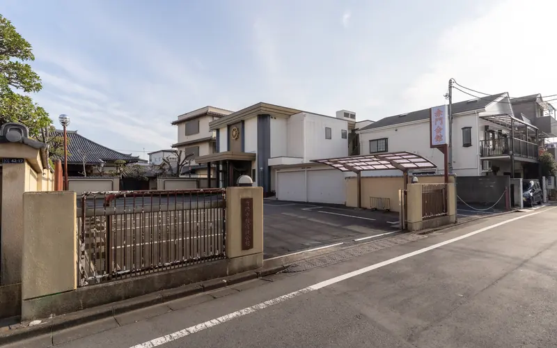 円徳寺赤門会館の道路から見た会館
