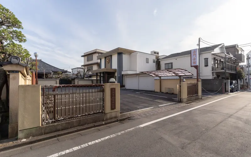 円徳寺赤門会館の道路から見た会館(別角度)