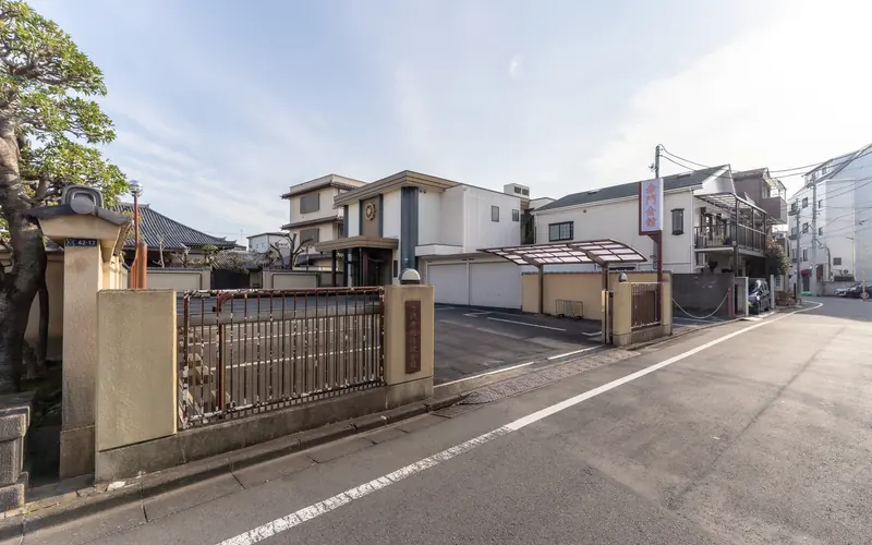 円徳寺赤門会館の道路から見た会館(手前)