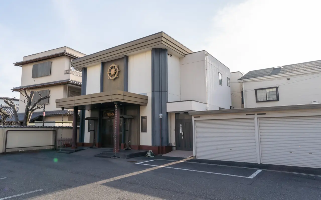 円徳寺赤門会館の外観