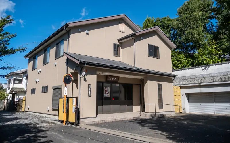 東明寺 正覚殿の建物の外観(右斜めから)