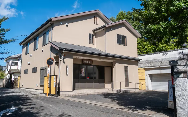 東明寺 正覚殿の建物の外観（離れて）