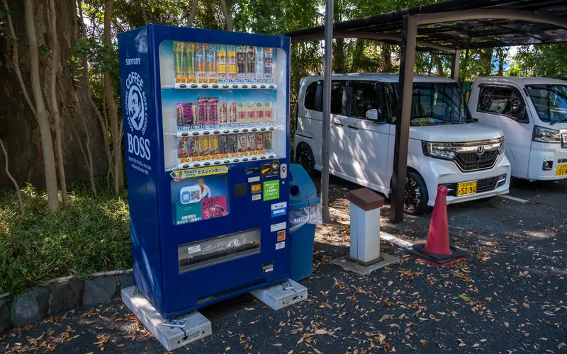 東明寺 正覚殿の自動販売機（駐車場脇）
