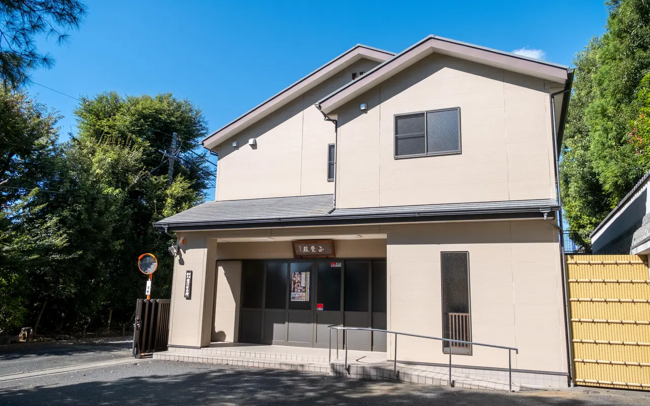 東明寺 正覚殿の建物の外観(正面左から)